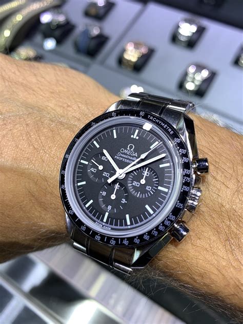 omega speedmaster moonwatch black.